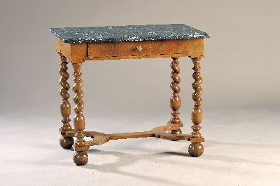 Kleiner Barocktisch, um 1750 gedrechselte sog. Korkenzieherbeine, Verbindungskreuz, Nussbaumfurnier, eine Schublade, Marmorplatte ergänzt, ca. ...