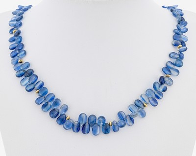 Saphir-Collier mit 14 kt Gold Schließe und Zwischengliedern, GG 585/000, tropfenf. Saphir-Cabochons, L. ca. 46 cm, Karabinerschließe, ca. 30.2 g