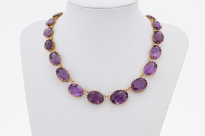 18 kt Gold Amethyst-Collier, um 1860-80, GG750/000, im Verlauf ovalfacett. Amethyste zus.ca. 75 ct, L. ca. 41 cm, Kastenschloss part. Metall, ...