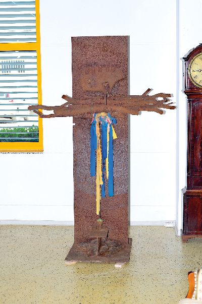 Igael Tumarkin, 1933 Dresden-2021, AKEDAH-Die Bindung, Skulptur aus Stahl, Bändern und Pendel, bezieht sich auf die Opferung des Isaak, der Vater ...