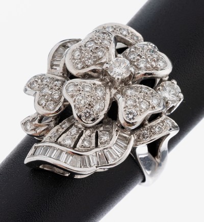 Ausgefallener 18 kt Gold Diamant-Ring, WG 750/000, florale Gestaltung, 20 Diamanttrapezezus. ca. 0.42 ct feines Weiß-Weiß/si-p1, 50 Brillanten ...