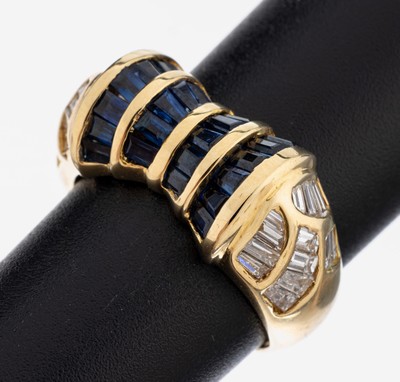 18 kt Gold Saphir-Diamant-Ring, GG 750/000,24 Saphirbaguettes und -trapeze zus. ca. 1.70 ct, 28 Diamantbaguettes und -trapeze zus. ca. 1.30 ct ...