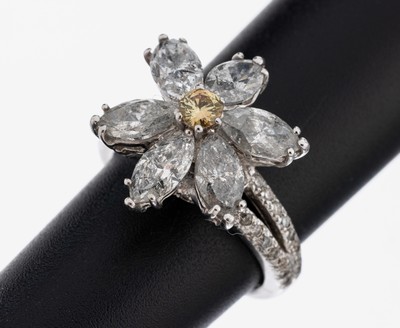 18 kt Gold Diamant-Ring, WG 750/000, blütenf. Ringkopf, mittig Brillant ca. 0.15 ctBraun/si, 6 Diamant-Navettes zus. ca. 3.0 ct l.get.Weiß/p3, ...