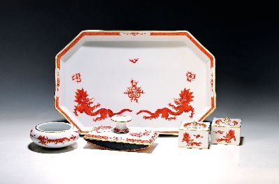 Tintenzeug, Meissen, 2. Hälfte 20. Jh., roter Mingdrache, Goldstaffage, Tablett mit Sand und Tintenfass, Briefwalze und Schale