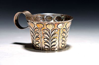 Edward VII Henkelbecher, George Nathan & Ridley Hayes, Chester, 1908, Silber, Arts & Crafts-Reliefdekor mit stilisierten Blumen, 137g, am Boden ...