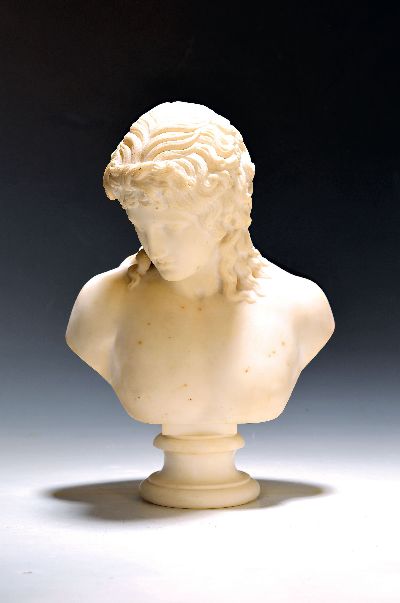 Büste des Antinoos, nach antikem Vorbild, um 1900, Alabaster, gewelltes Haar, profilierter Sockel, zweiteilig, H. 34 cm B. ca. 24 cm