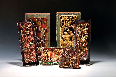 6 chinesische Schnitzereien, um 1900, Wandgefäß mit figürlichem Relief, ca. 16.5 x 16.5 cm; zwei floral geschnitzte Kassetten, ca. 35.5 x 13 cm; ...