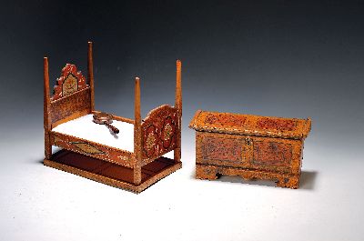 Zwei Modellmöbel, wohl süddeutsch, um 1900, Flachdeckeltruhe, bemalt, Scharnier defekt ca, 11.5 x 22 x 8.5 cm, Bett, Holz bemalt, mit kl. ...
