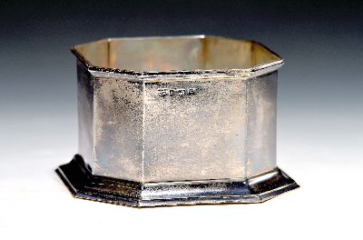 George V Flaschenhalter, S.W. Smith & Co., Birmingham, 1922, Silber, achtkantige Form, angelaufen, 349g, 8x12x12 cm