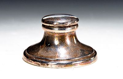 Edward VII Tintenzeug, Nathan & Hayes, Birmingham, 1908, Silber, aufklappbarer Deckel mit Federmulde und Glaseinsatz, 197g (ohne Glaseinsatz), Boden ...