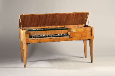 Süddeutsches Tafelklavier, wohl Christian Gaiser, Rastatt, um 1818, Nussbaum furnierter Korpus, 4 quadratische sich verjüngende Füße, 3 ...