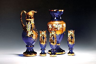 Kanne mit 6 Gläsern und Vase, Tschechien, Mitte 20. Jh., blaues Glas reich vergoldet mit bunter Emailmalerei, Kanne ca. 34cm, Gläser ca. 19cm, Vase ...