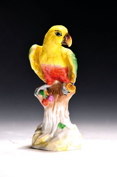 Porzellanfigur Papagei, Dresden, 20.Jh., Porzellan, farbig staffiert, Schweif restauriert, H. 16 cm