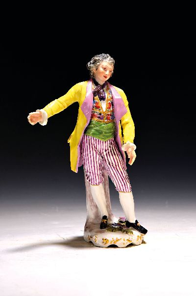 Porzellanfigur eines galanten Herren, nach Meissener Vorbild, wohl Frankreich, 19.Jh., Porzellan, farbig staffiert, restauriert, unterglasurblaue ...