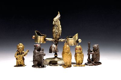Konvolut figürliche Streichholzspender, englisch, 20.Jh., Bronze, 5 Spender in Form zweier Bären, eines Musikers, eines Kakadus, einer Eule; ...