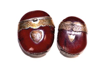 2 Vesta-Etuis aus Seebohnen, anglo- australisch, um 1900, Silbermontur, ca 4,5x3,5. cm, Alterssp.