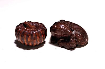 Zwei Netsuke, Japan, späte Meiji-Zeit, Buchsbaum geschnitzt, Kürbis und Hund mit Welpe, jeweils signiert, D. 3/4 cm