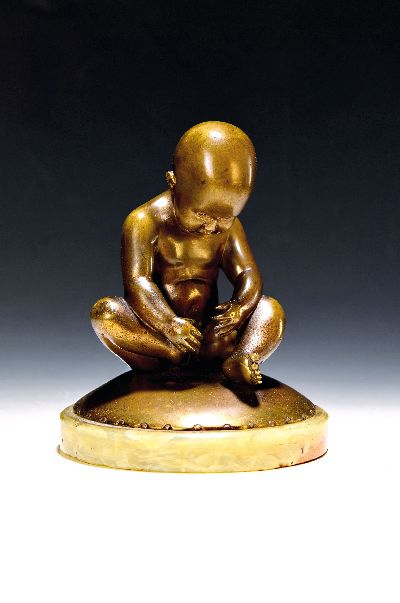 Rudolf Kruse, Bildhauer des 19./20.Jh., Bronzeplastik, sitzender Säugling in spielerischer Manier, gewölbte Plinthe, auf grünem Steinsockel, ...