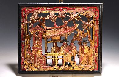 Chinesische Schnitzerei, um 1900/20, Holz geschnitzt und vergoldet, figürliche Darstellungen, Durchbrucharbeit, schwarzer Rahmen, leichte ...