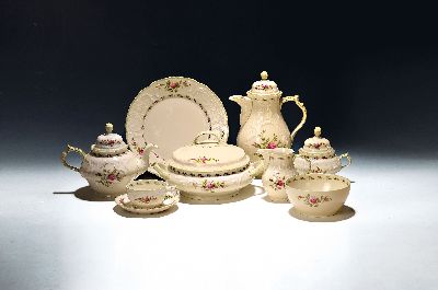Umfangreiches Tafelservice, Moosrose, Sanssouci, 12 Suppenteller, 10 Speiseteller, 8 Salatschälchen, 6 Schalen, 2 Schüsseln, Deckelschüssel, ...