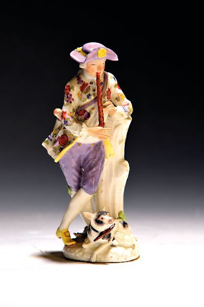 Porzellanfigur, Meissen, Entw. Johann Joachim Kaendler, Mitte 18.Jh., Porzellan, farbig staffiert, restauriert, Schäfer mit Flöte und Hund, H. 17 cm