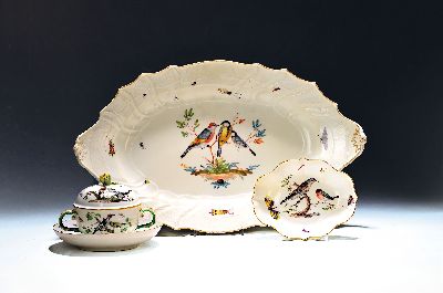 3 Tafelobjekte, Meissen, Mitte 18.Jh., Porzellan, Goldstaffage, Dekor von Singvögeln auf Astwerk und Insekten, Suppen- bzw. Deckeldose mit UT, ...