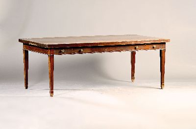 Großer Esstisch, 19.Jh., Nußbaum massiv, auf 4 spitzen Beinen, Tischoberfläche mit Bandintarsie, ca. 76x198x105 cm, EZ 2-3