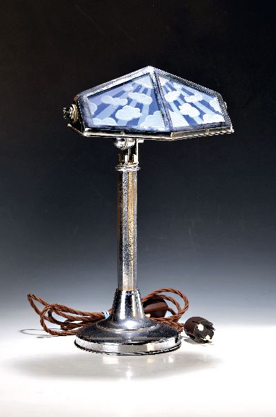 Schreibtischlampe "Pirouette", Frankreich, 1940er Jahre, Metall verchromt (leicht berieben), Glaseinsätze mit Wolkendekor, Elektr. nicht ...