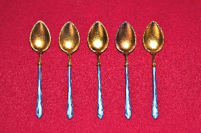 5 Silberlöffel, wohl inseleuropäisch, um 1900, 925er-Silber, goldbronziert, Punzierung ungedeutet, Griffe und Unterseite der Laffen mit ...