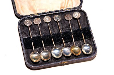 6 Löffelchen, wohl Barker Bros. Ltd. Birmingham, 1933, Silber, Griff je mit einer Threepence-Münze versehen, 45g, im Etui