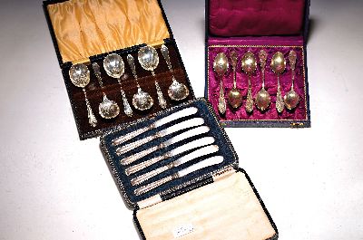 3 Sets Kaffeelöffel und Obstmesser, deutsch/englisch, um 1900, 6 Kaffeelöffel, englisch, versilbert, im Etui; 6 Kaffeelöffel, deutsch, ...
