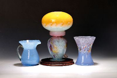 2 Vasen und eine Tischlampe, Murano, Italien, 2.Hälfte 20.Jh., Glas, mit mehrfarbigen Einschmelzungen, Vase H. 18 cm; Henkelkrug H. 16 cm; Lampe H. ...