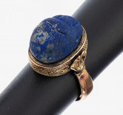 14 kt Gold Lapislazuli-Ring, um 1900, GG 585/000, Ringkopf bewegl., geschnitzter Lapislazuli, Darstellung eines Skarabäus, RW 54, ca. 6.6 g