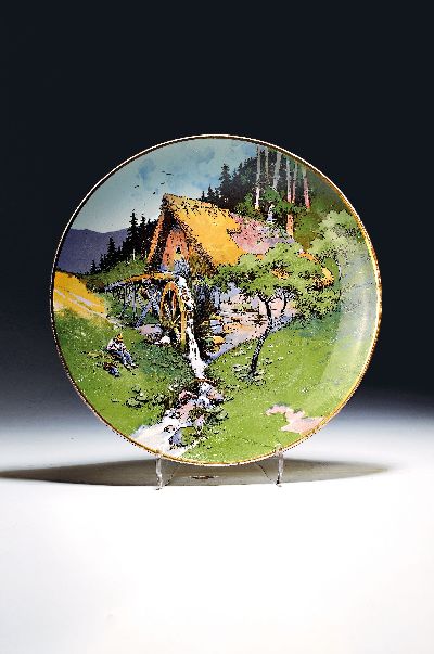 Großer Wandteller, Villeroy & Boch, signiert F. Reiss, um 1900, Feinsteingut, Motiv: Bauer mit Sense vor einer Mühle am Waldrand, Entwurf Fritz ...