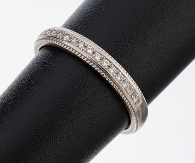 18 kt Gold Brillant-Ring, WG 750/000, 15 Brillanten zus. ca. 0.075 ct feines Weiß/vs, Angaben graviert, RW 53, ca. 3.3 g