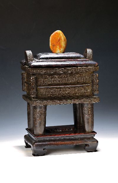 Bronzeschrein, China, späte Quing bzw. um 1900, nach Ming-Vorbild, Schrein aus Bronze, gemodelter Dekor, Holzdeckel mit Jadeit -Aufsatz, Holzsockel, ...