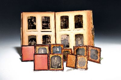 Interessante Sammlung aus Ferrotypien, Ambrotypien und Daguerreotypien, USA, 19. Jh., 14 Stück und ein Album, u.a. zwei Porträts eleganter Herr und ...