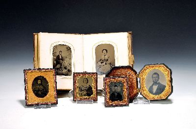 Sammlung aus ca. 14 Daguerrotypien, Ferrotypien und Ambrotypien und ein Album, USA, 19. Jh., u.a. 3 Daguerrotypien: Mutter und Tochter, zwei ...