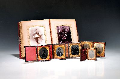Sammlung aus 15 Daguerreotypien, Ferrotypien und Ambrotypien und ein Album, USA, 19. Jh, u.a. 3 Daguerrotypien: Frau mit Häubchen, Guttaperchaetui; ...