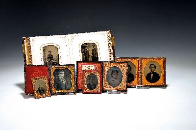 Sammlung aus 15 Daguerrotypien, Ferrotypien und Ambrotypien und ein Album, USA, 19. Jh, u.a. 4 Daguerrotypien: Porträt John Kinder; kleines ...