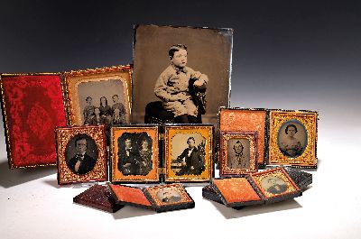 Sammlung aus 15 Ferrotypien, Ambrotypien und Daguerreotypien, USA, 19. Jh., 2 Daguerrotypien, Nelson Clarke, um 1848; Dame mit Festkleid, in Etuis, ...