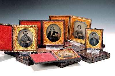 Sammlung aus 14 Daguerrerotypien, Ferrotypien, Ambrotypien, USA, 19. Jahrhundert, vier Daguerreotypien: Ehepaar, zart koloriert; junger Mann im ...