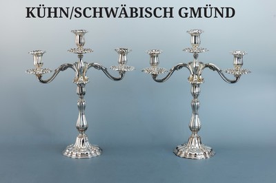 Paar Kerzenleuchter, deutsch, 1940er-50er Jahre, 830er Silber, dreiflammig, Rokoko -Stil, mehrpassiger profilierter Standfuß mit Blattmotiven, ...