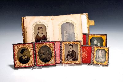 Sammlung aus 13 Daguerreotypien, Ferro- und Ambrotypien und Album, USA 19. Jh., 4 Daguerreotypien: Vater und Kleinkind, rückseitig bez. A present ...