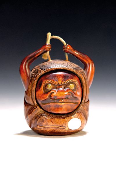 Sagemono in Form eines Daruma, Japan, Meiji-Zeit, wohl Tabakbehälter, Nusskorpus geschnitzt und gehöhlt, angesetzte Arme und Gesicht aus Buchsbaum, ...