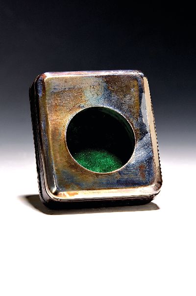 Uhrenrahmen, A. & J. Zimmerman Ltd., Birmingham, 1920, Holzgehäuse mit geprägter Papierlederbespannung, Deckel aus Silber, Innenauskleidung mit ...