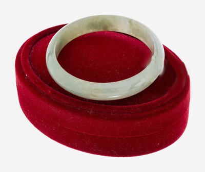Jade-Armreif, aus einem Stück geschnittenerArmreif, D. ca. 5.8 cm, B. ca. 12.2 mm, ca. 41.3 g, Zertifikat auf chinesisch anbei, neuwertig
