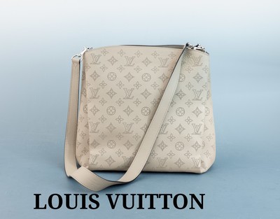 LOUIS VUITTON Handtasche, "Babylone PM Mahina", taupefarb. Leder, LV Embleme durchbrocheneingearbeitet, silberfarb. Hardware, abnehmbarer ...