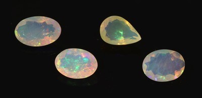 Lot 4 lose Opale, zus. ca. 10.44 ct, 3 x ovalfacett., 1 x facett. Tropfen, versch. Größen
