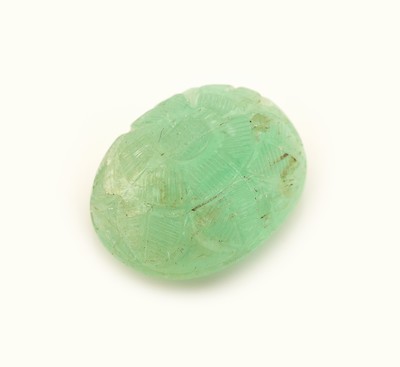 Loser Smaragd, ca. 19.93 ct, ovaler Cabochon umlaufend floral graviert, ca. 19.28 x 15.06 x9.66 mm